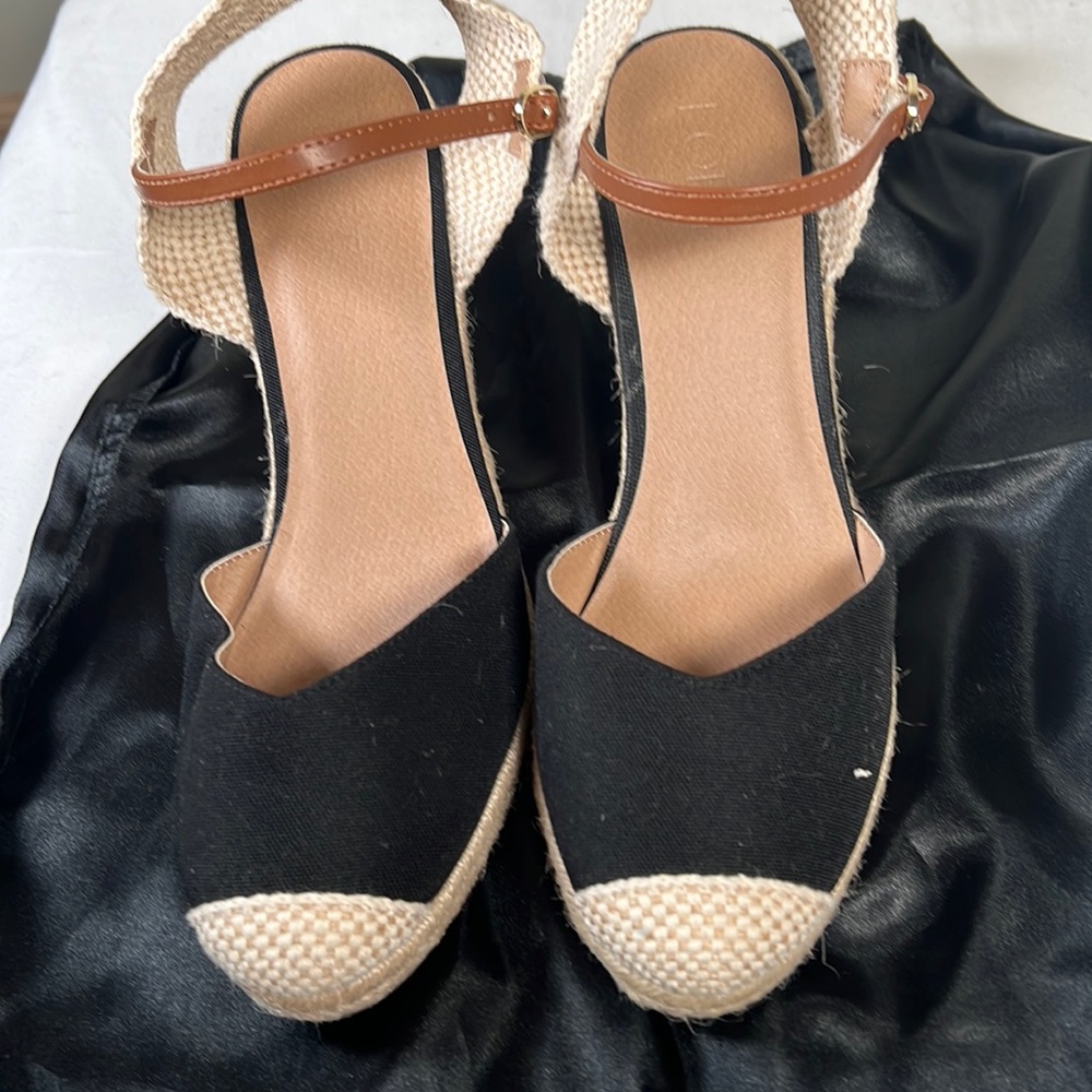NEW Ann taylor Loft  size 9 flat form shoes